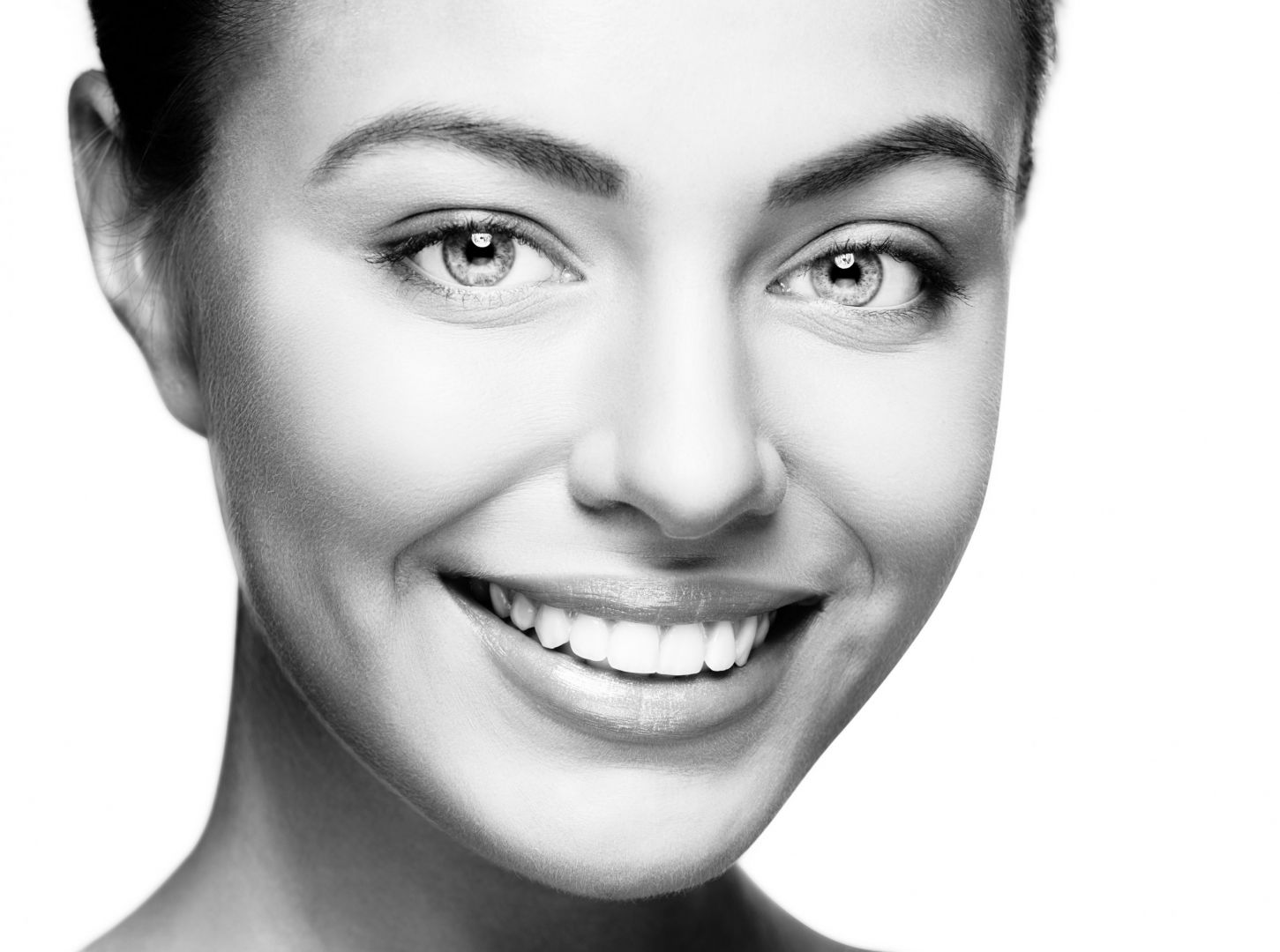 _ESP_Inicial 1 Beautiful woman smile. Teeth whitening. Dental care.